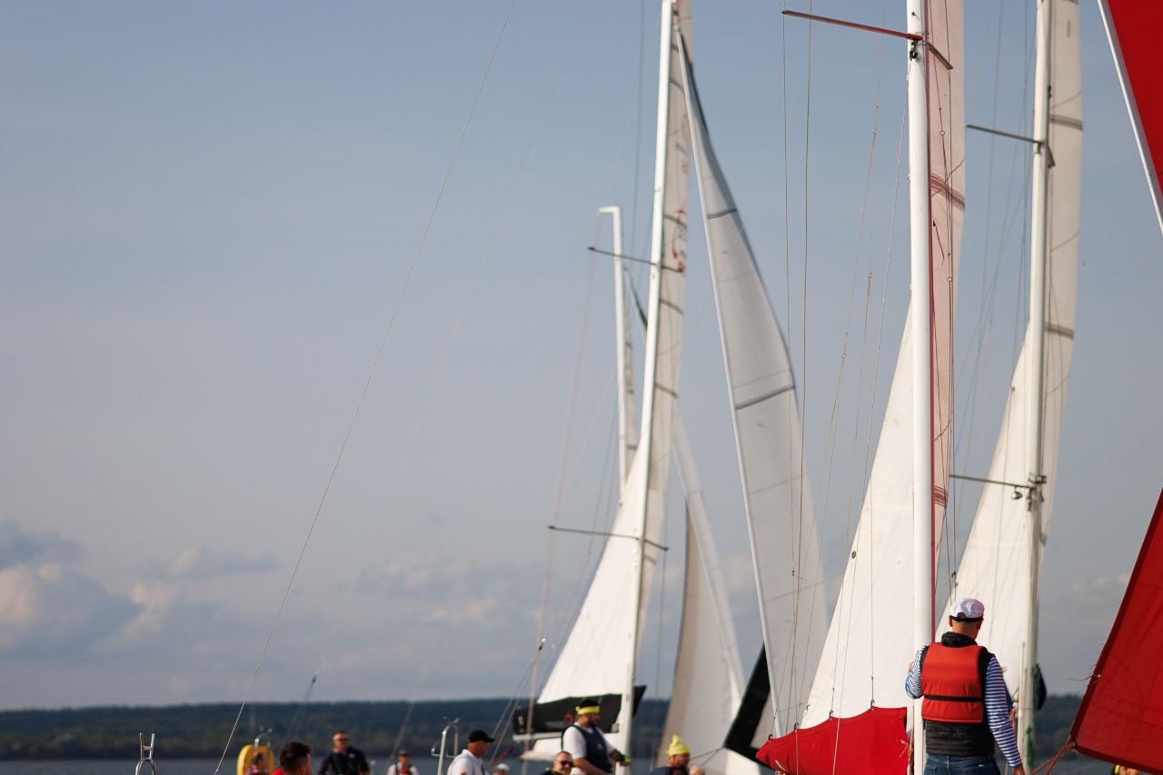 Парусная яхта YachtMinsk на Минском море